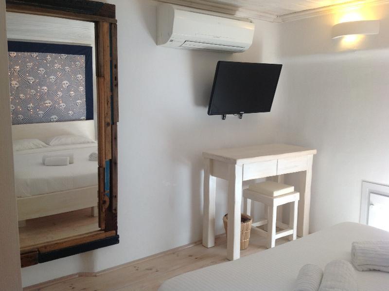 אורנוס Blue, White And Grey Suites מראה חיצוני תמונה